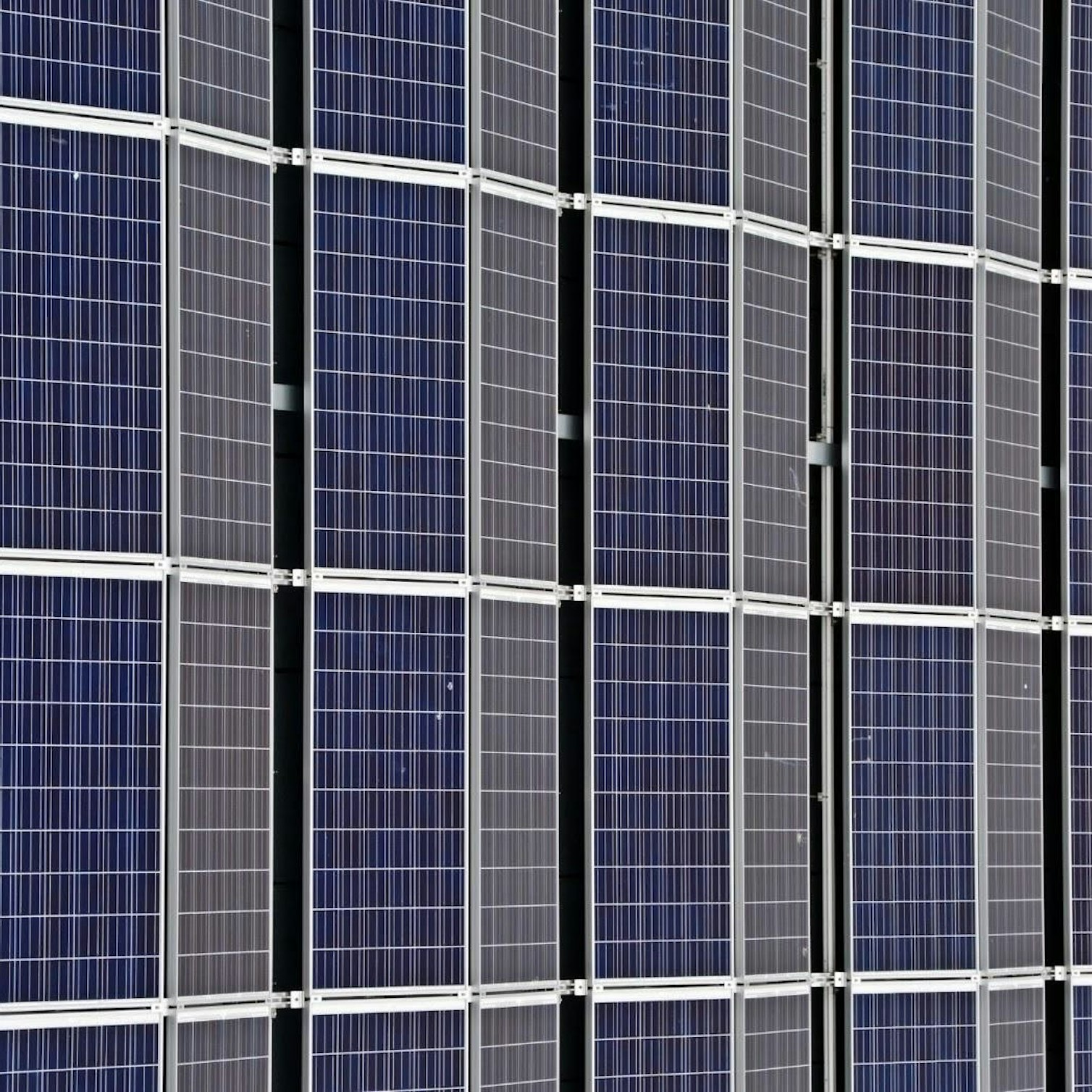 Solar panel orientation: How using East-West structures improves the performance of your project