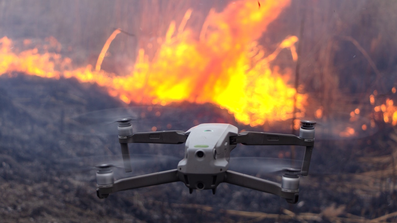 use-drones-firefighting-monitoring-dry-grass-fire-with-help-quadcopter