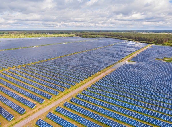Güneş panelleri ve rüzgâr türbinlerinden oluşan yenilenebilir enerji tesisi